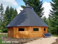 Kit solaire autonome avec batterie et panneau 50 W sur chalet bois